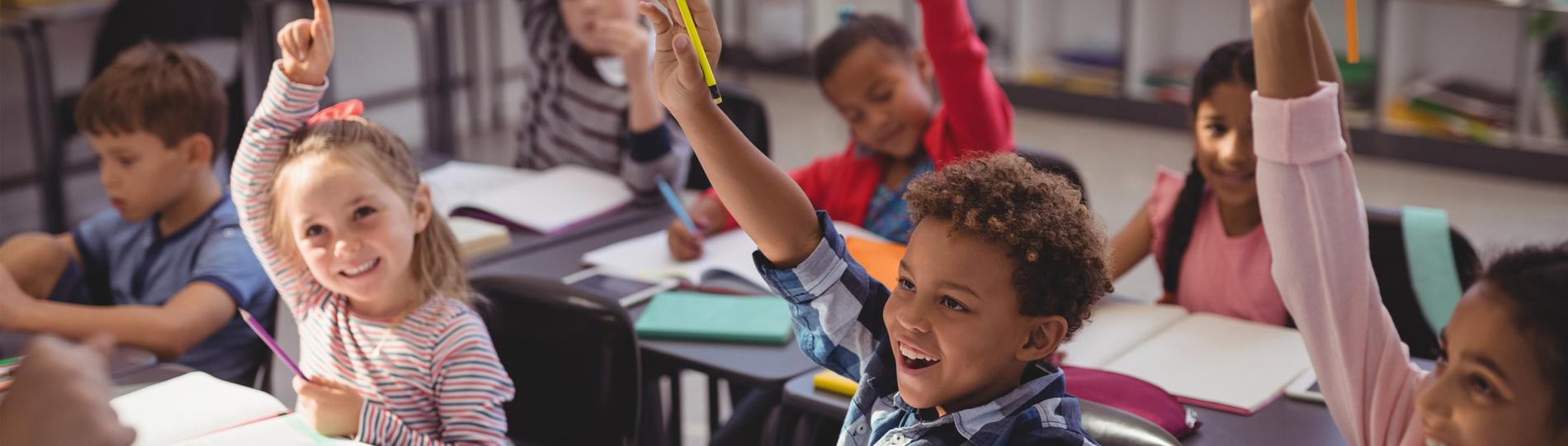 Kinder beim Unterricht in der Schule